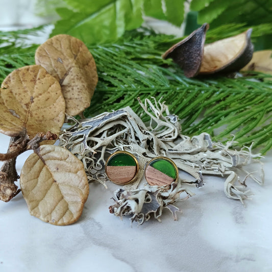 Boucles d'oreilles rondes résine verte émeraude et bois/Round emerald green resin and wood earrings