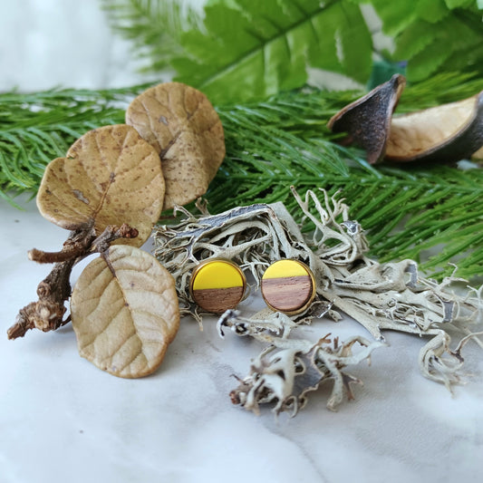 Boucles d'oreilles rondes résine jaune et bois foncé/Round Earrings yellow resin and dark wood