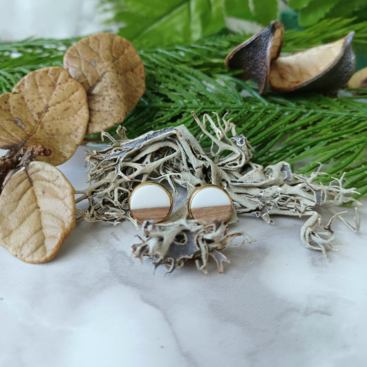 Boucles d'oreilles rondes résine blanche et bois/Round white resin and wood earrings