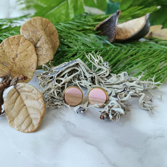 Boucles d'oreilles rondes résine rose pastel et bois/Round pastel pink resin and wood earrings