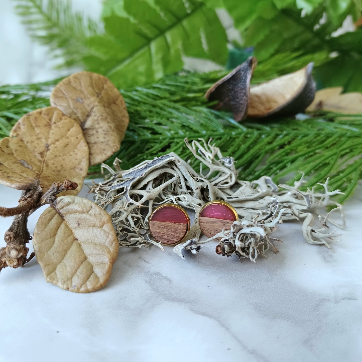 Boucles d'oreilles rondes résine mauve et bois/Purple resin and wood round earrings