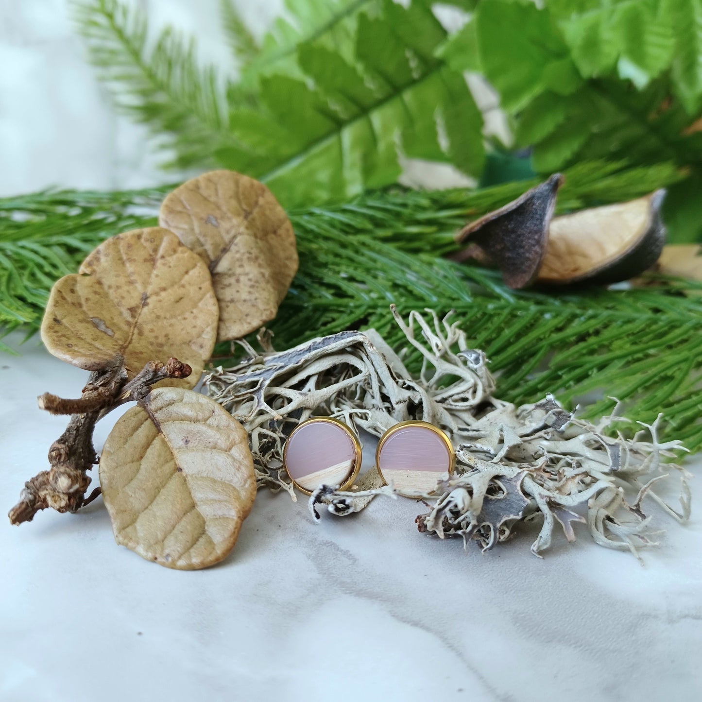 Boucles d'oreilles rondes résine mauve pastel et bois/Round pastel purple resin and wood earrings