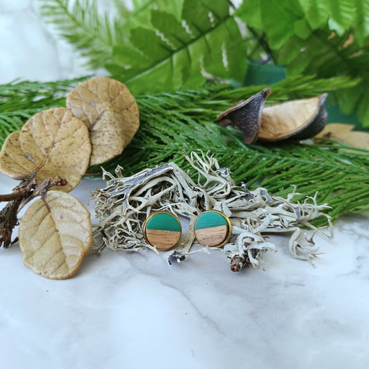 Boucles d'oreilles rondes résine bleue-verte et bois/Round blue-green resin and wood earrings