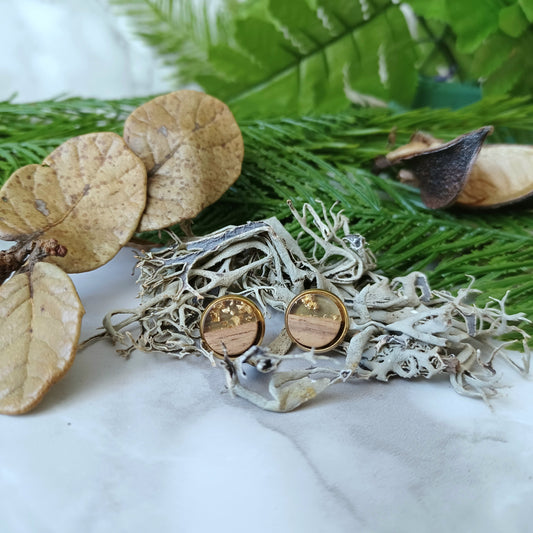 Boucles d'oreilles rondes résine transparente, paillettes d'or et bois/Round earrings in transparent resin, gold glitter and wood