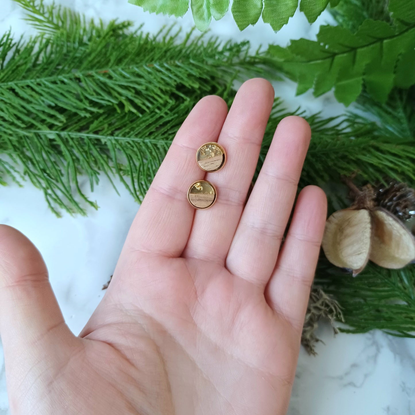 Boucles d'oreilles rondes résine transparente, paillettes d'or et bois/Round earrings in transparent resin, gold glitter and wood