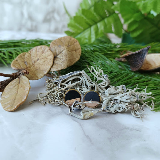 Boucles d'oreilles rondes résine noire et bois/Black resin and wood round earrings