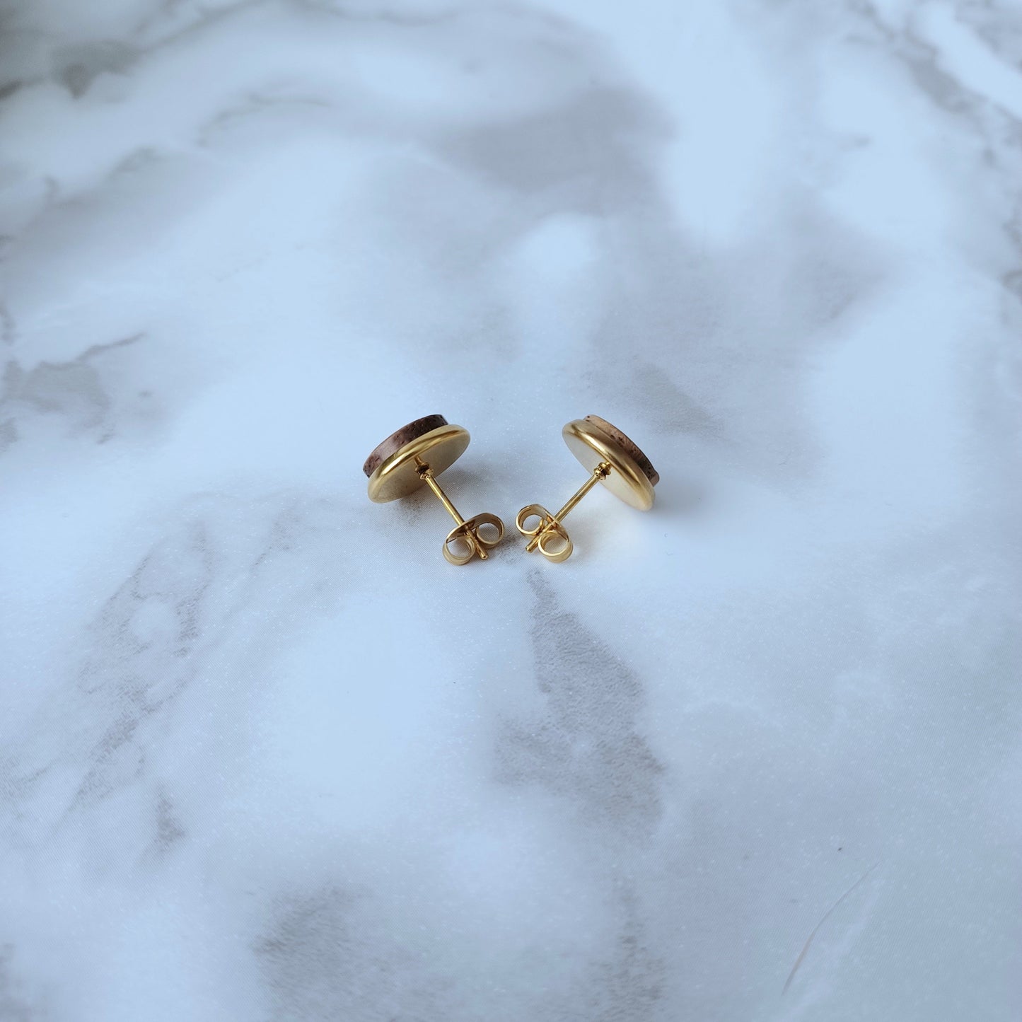 Boucles d'oreilles rondes résine noire et bois/Black resin and wood round earrings